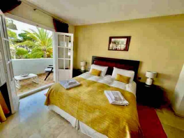 主卧，面向南方的私人露台。 套内卫生间，配备步行淋浴间。 电视国际频道。莫斯基托斯屏幕。高品质床，超大号床。