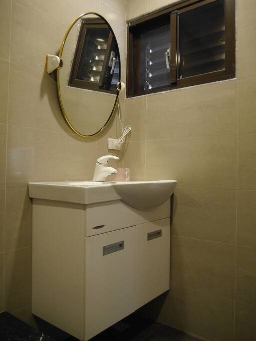 toilet/ bathroom in Room B 房內獨立浴廁空間
