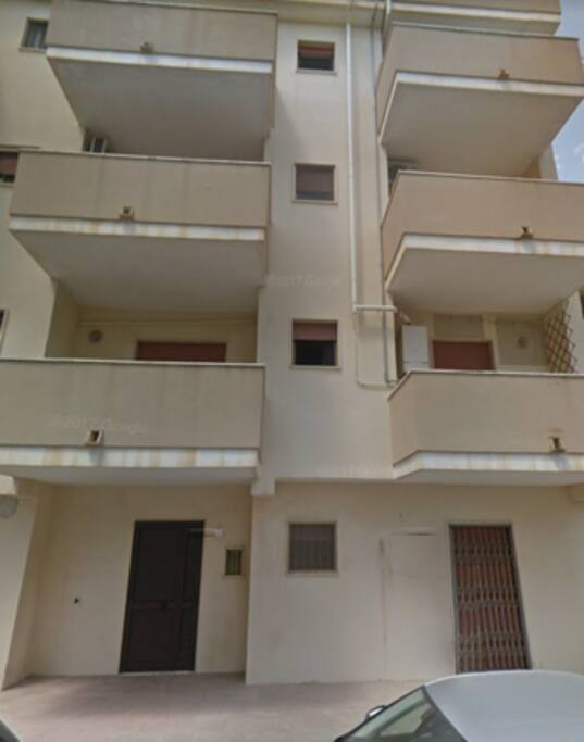 Parte laterale dell' edificio con i due balconi dell' appartamento al primo piano