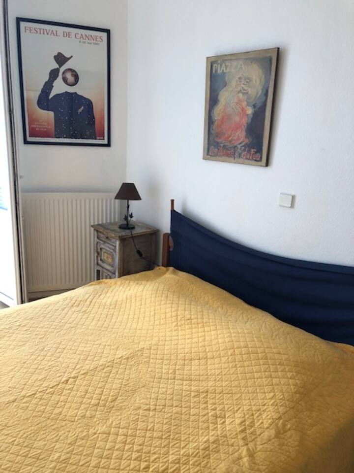 spálňa 1 : 1 manželská posteľ, prístup na balkón