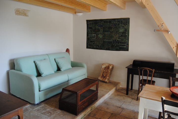 Შიგნით, კომფორტული გასაშლელი დივანი