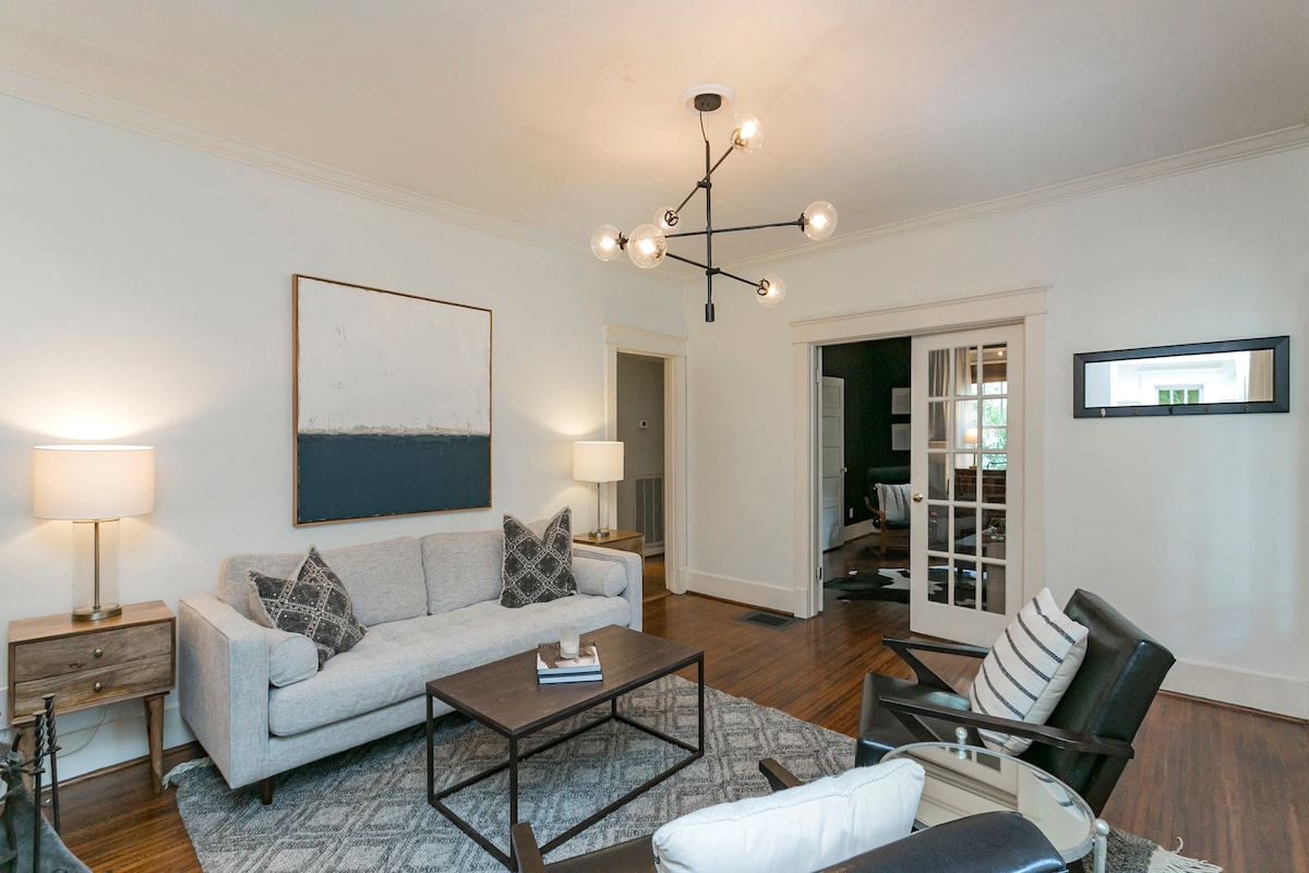 两个前客厅用法式门隔开