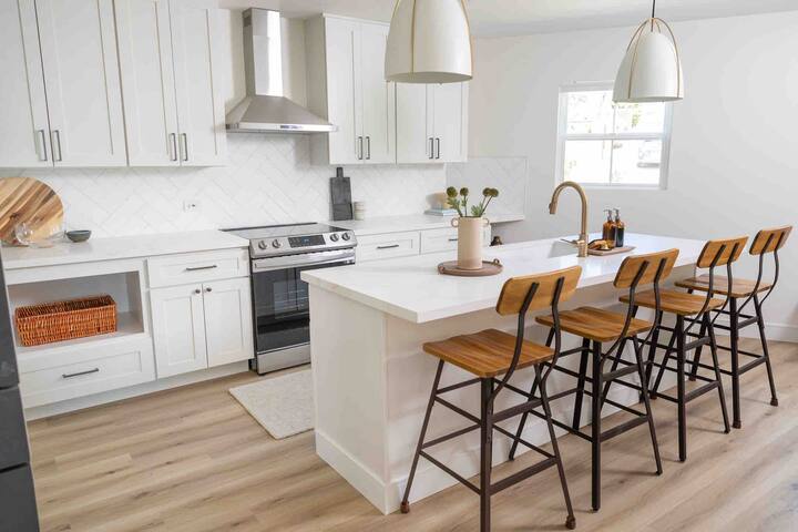 BirdRockCoastal Modern Luxury | New Build & Patio gallery image 3