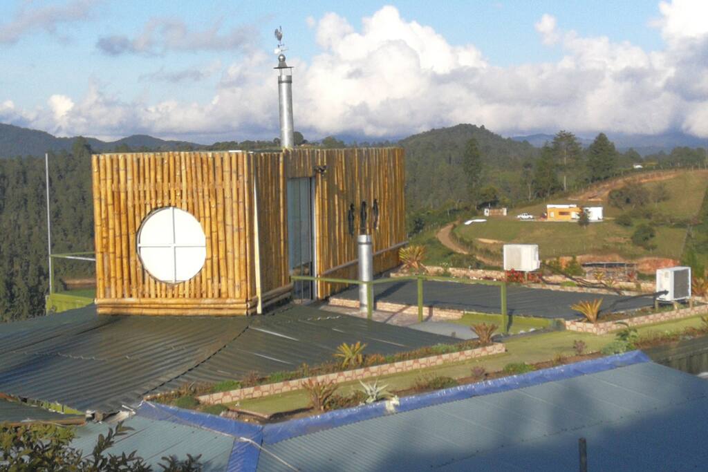 VISTA DE LA CASA DESDE EL JARDIN