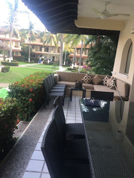 Agradable terraza donde puedes hacer todas las comidas, descansar todo el día y disfrutar juegos de mesa.