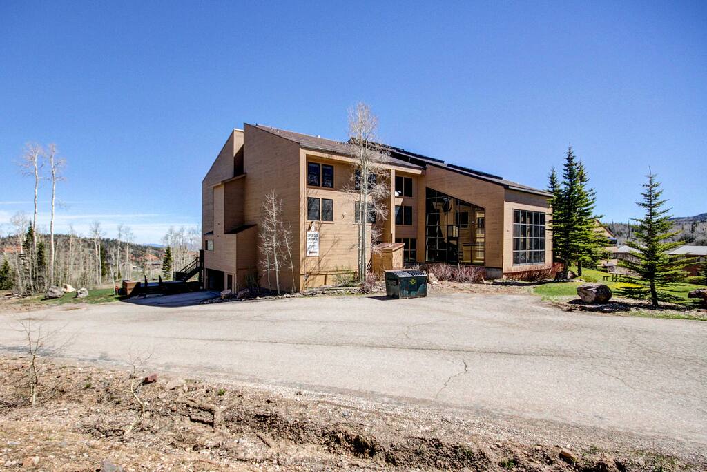 This nicely remodeled unit in the Copper Chase Condominiums features a gas log fireplace and community amenities such as a pool, hot tub, gym, and free ski shuttle.