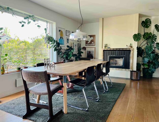 Big&bright duplex by the woods, close to downtown. gallery image 4