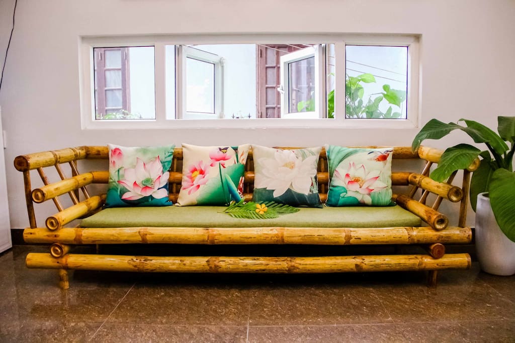 LOUNGE & LIVING ROOM