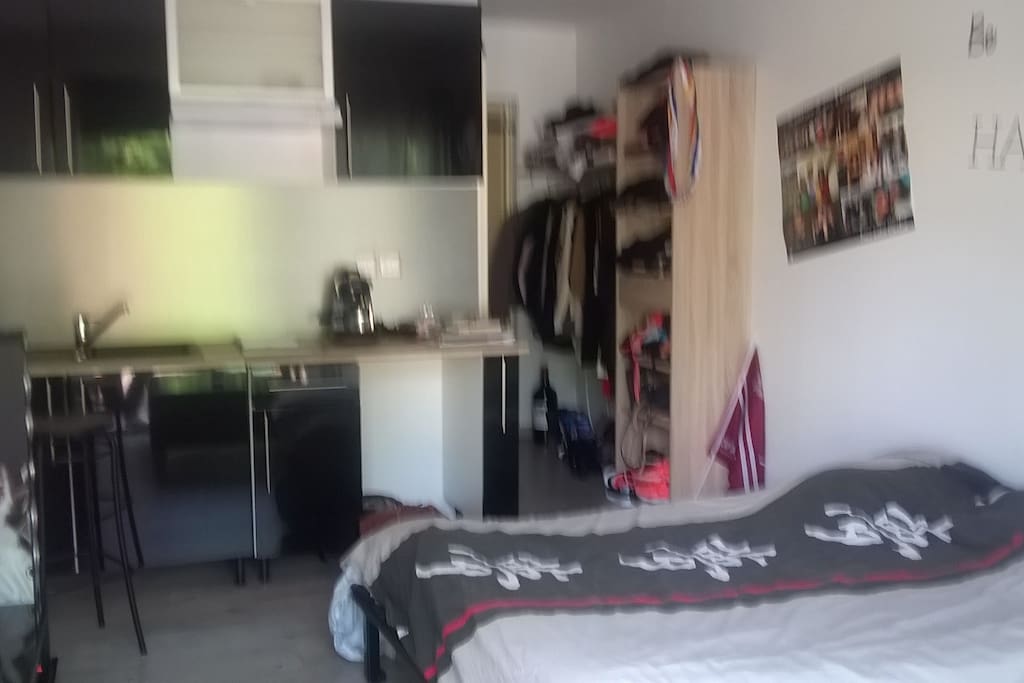 Intérieur : kitchenette et lit 140 cm (BZ). Matelas très confortable.