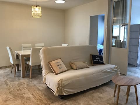 Top performing Airbnb: Beach 30 m away, garage and outdoor courtyard, 3-room apartment in Les Sables D'olonne