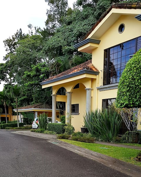 Escazú, The perfect Location. Condo. A/C #3