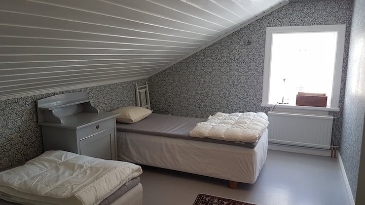 Sovrum med en enkelsäng och en 120 cm bred säng.

Bedroom with single bed and queen size bed.