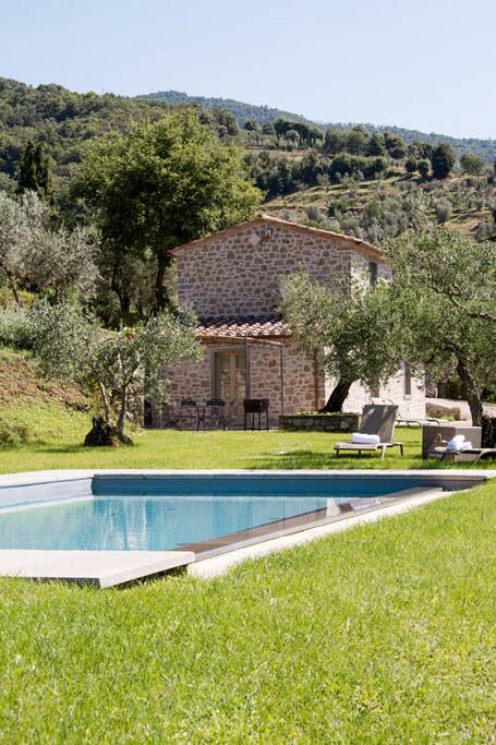 piscina con casa sullo sfondo