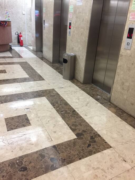 楼下大堂电梯