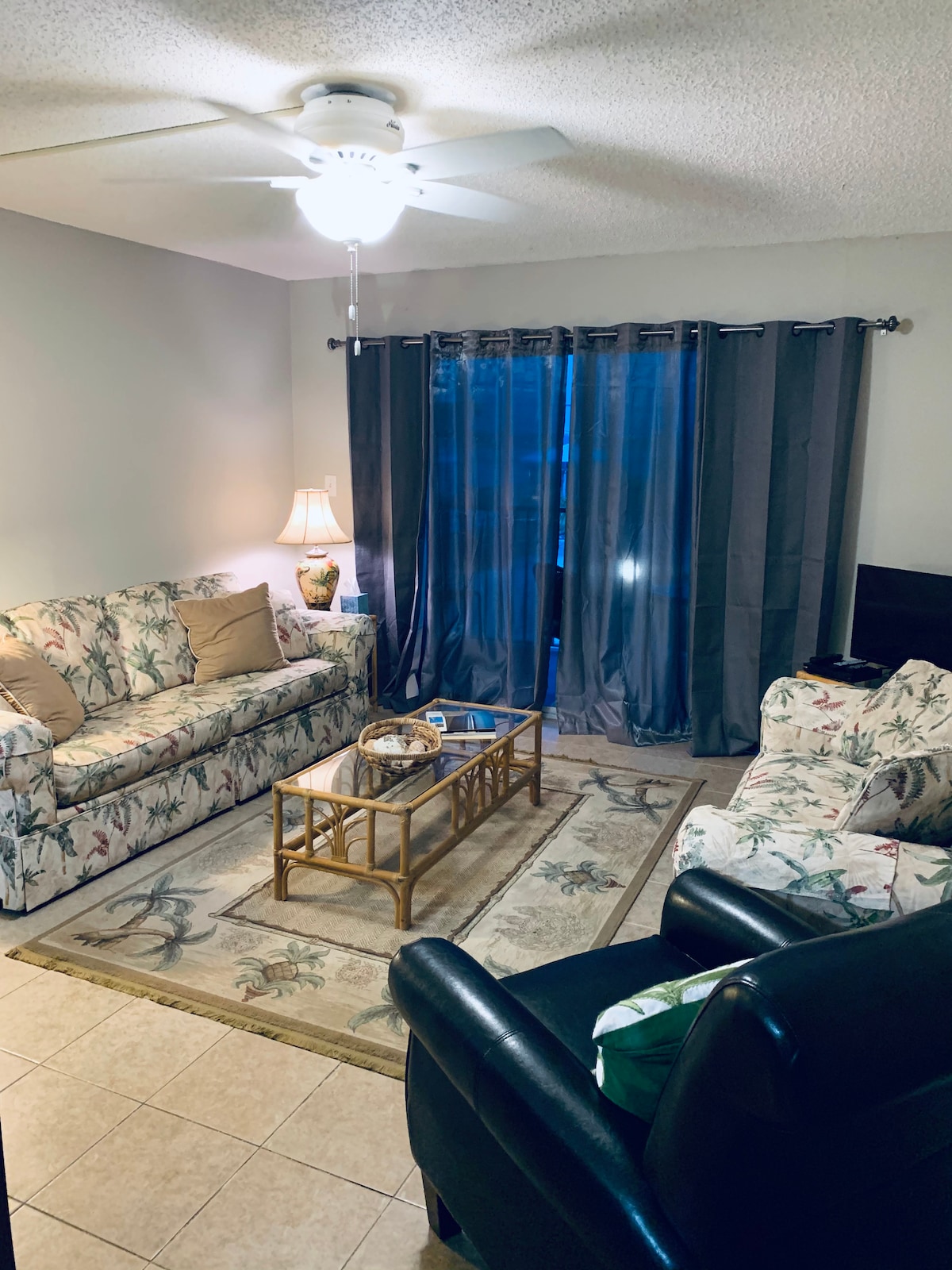 ห้องนั่งเล่นพร้อมทีวี/เคเบิลพื้นฐาน ประตูบานเลื่อนเปิดออกสู่ชานบ้านพร้อมวิวทางน้ำ 