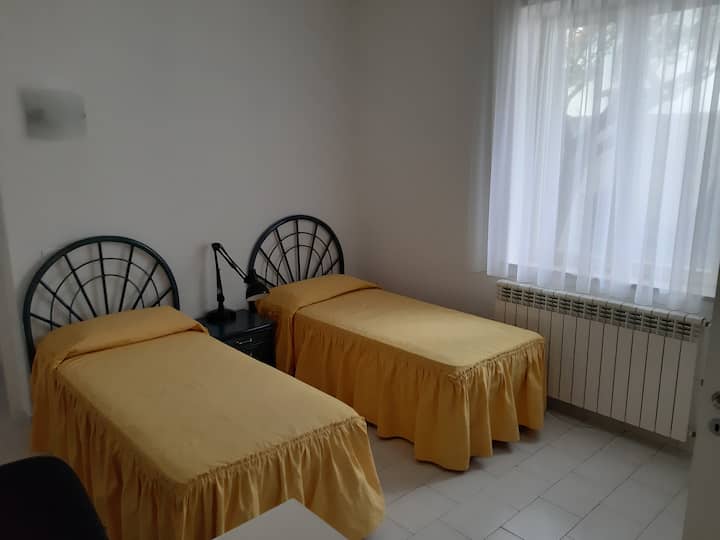 спалня с две единични легла с възможност за добавяне на трето единично легло