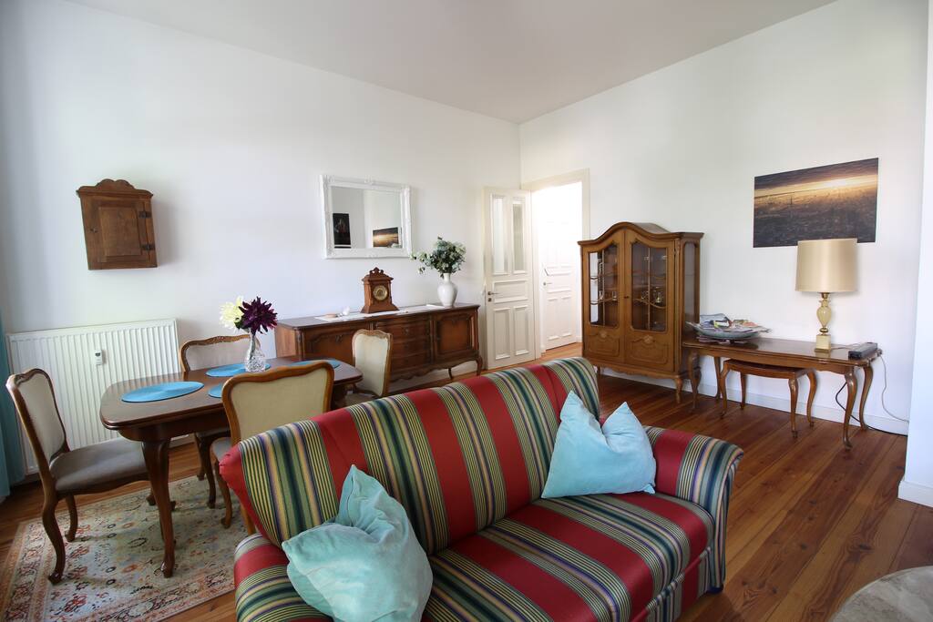 Ein Sofa und zwei Sessel bieten Platz für 4 Personen/ Couch and armchairs provide space for 4 persons