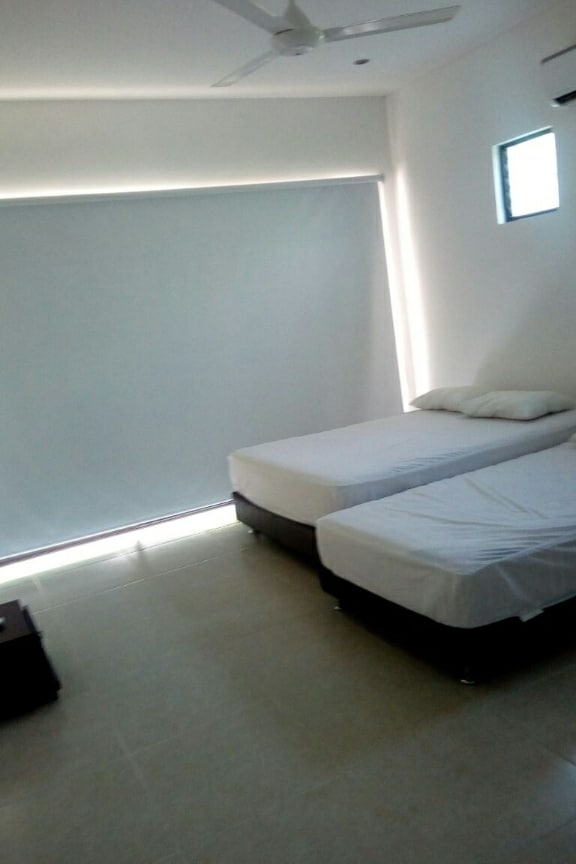 Მთავარი ოთახი A/C ‑ ით, 2 ორადგილიანი საწოლით, კარადათი და ცალკე სააბაზანოთი.