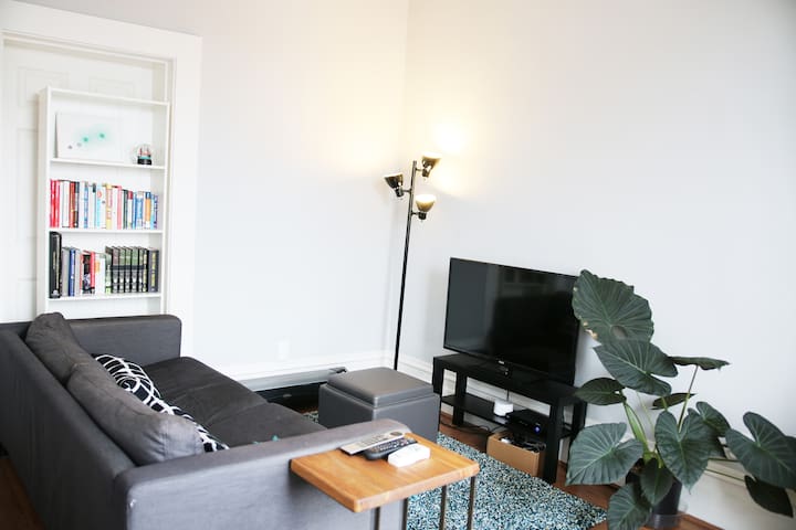 4BR/2BA Sleeps 10. Use 2 units [2F & Basement] gallery image 3