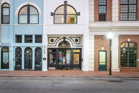 Heart of Downtown — Walk to dinner+coffee+shopping