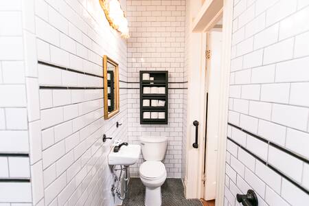 Modern Victorian Inn Suite #1 (Walk UTMB & Strand)