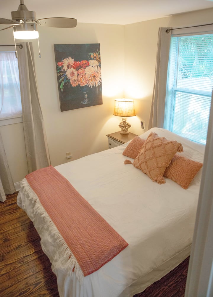 Las lujosas sábanas en la cama tamaño queen hacen de este un lugar para descansar con un buen libro