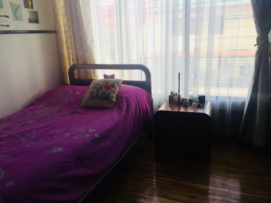 The private room, with a single bed and a night table. With a very cozy decoration.