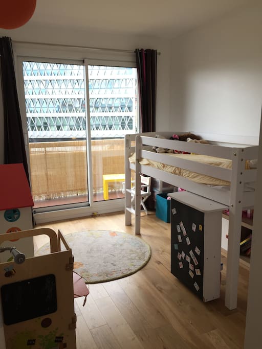 Chambre lit 90*190 avec balcon côté rue (double vitrage)