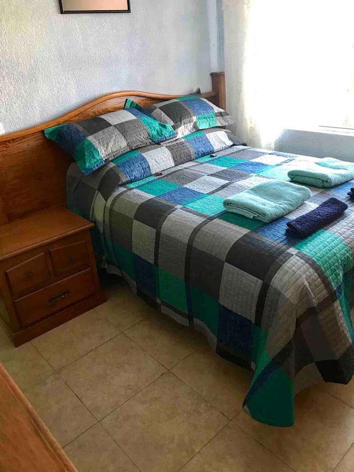 Room 2/cuarto 2