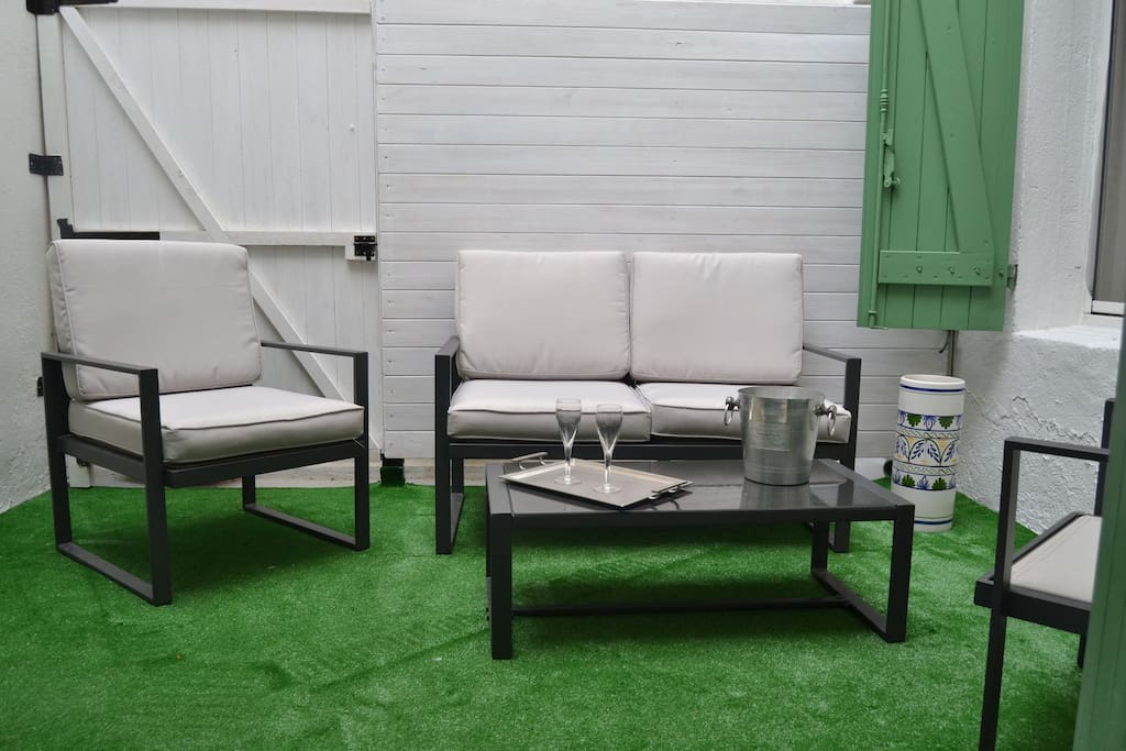 El salon abre sobre un patio muy tranquilo con salon de jardin muy confortable ideal para desayunar, tomar cafe o té por la tarde o el aperitivo, el champan!