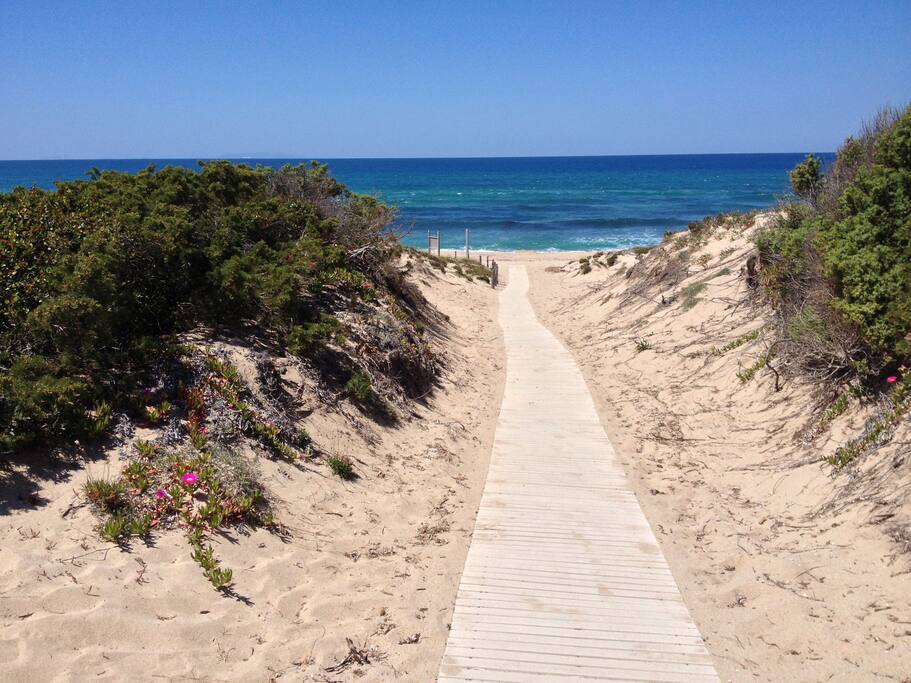 THE BEACH JUST A FEW STEPS