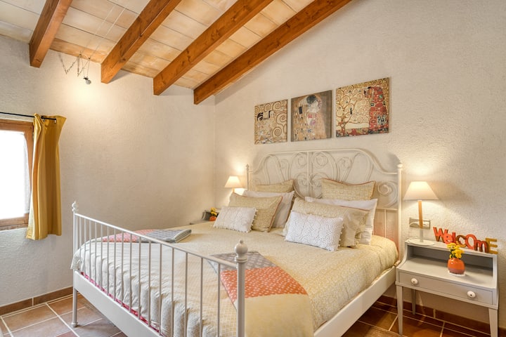 Oranžová izba. Výhľad na bazén. 180x200 cm veľmi pohodlná posteľ. Komody a šatník dobrej veľkosti.