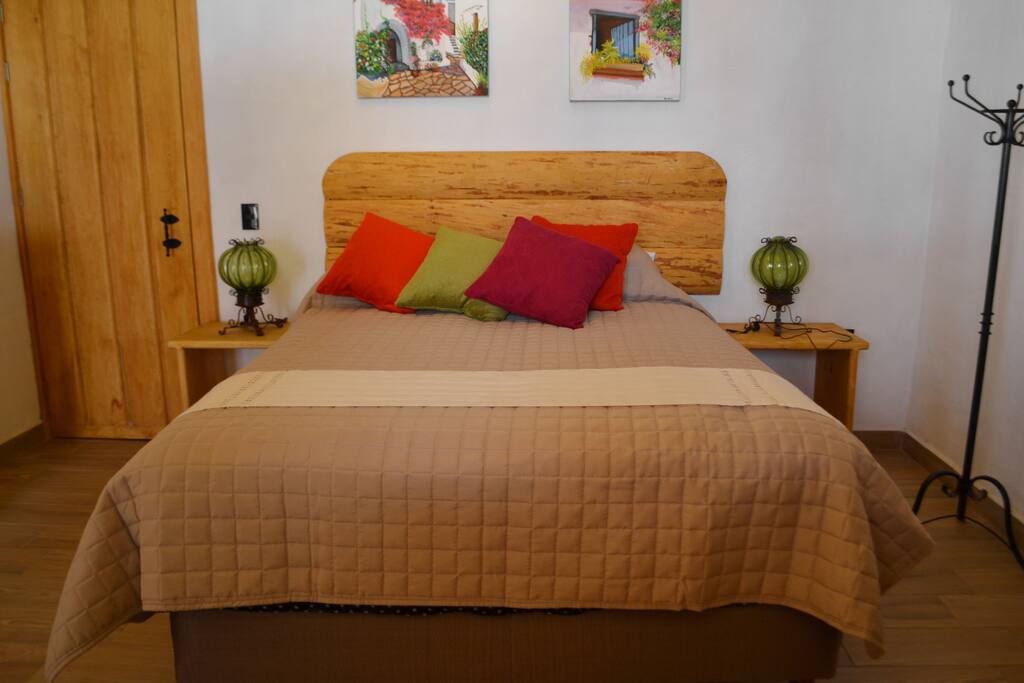 DOS HABITACIONES CON UNA CAMA,QS,CHIMENEA, BAÑO PRIVADO Y TELEVISION CON CABLE, WIFI GRATIS, ESTACIONAMIENTO