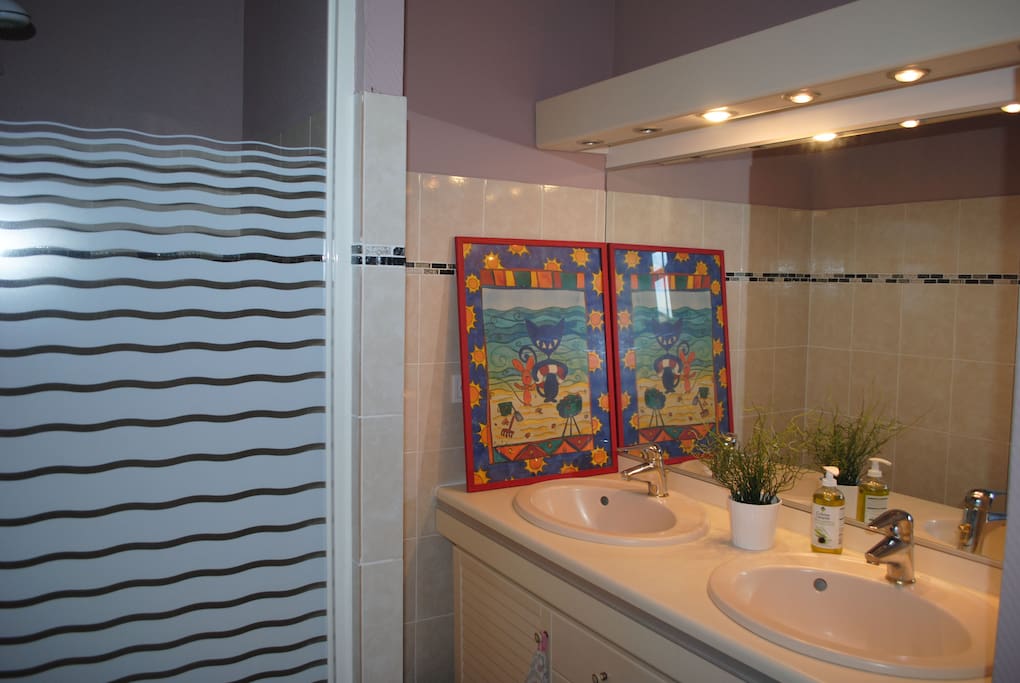 Salle de bain avec douche et serviettes