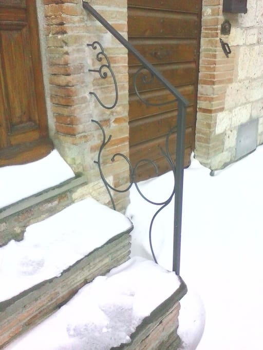 Ingresso innevato (inverno 2017-18).
Snowy entrance (winter 2017-18).