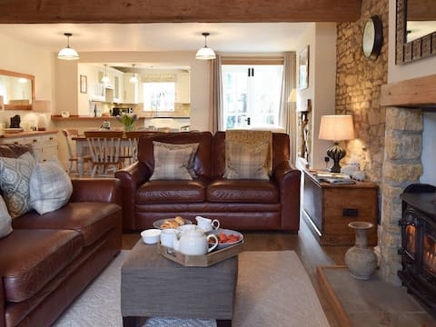 Top Airbnb: Spring Cottage in the heart of Bourton Village! in Bourton On The Water