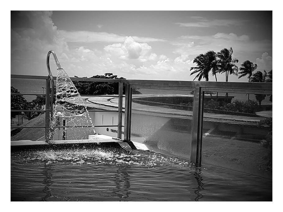 Piscina em frente ao mar.