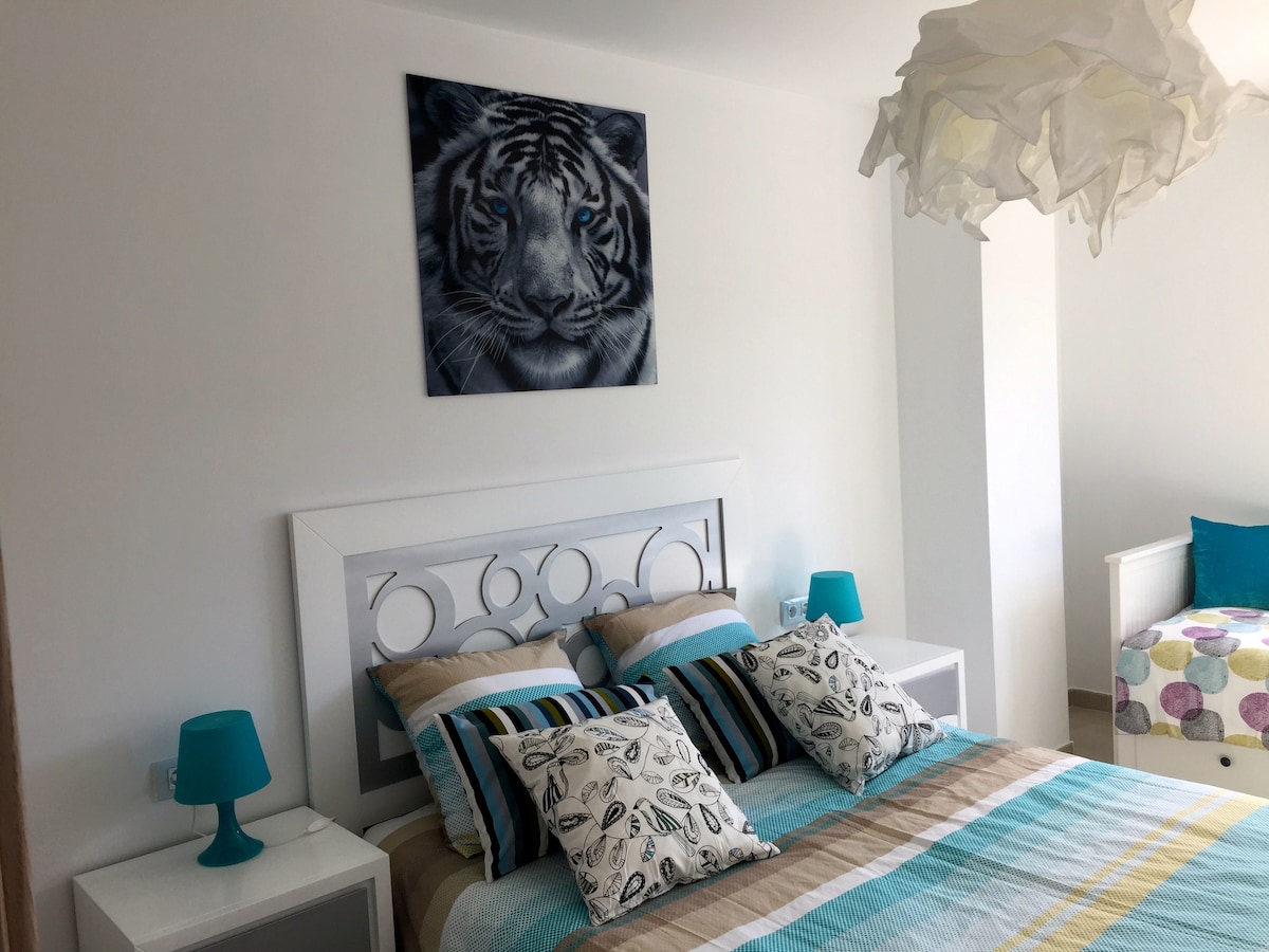 Dhoma e gjumit 2 me divan krevat 2 persona me pamje nga El Mongo