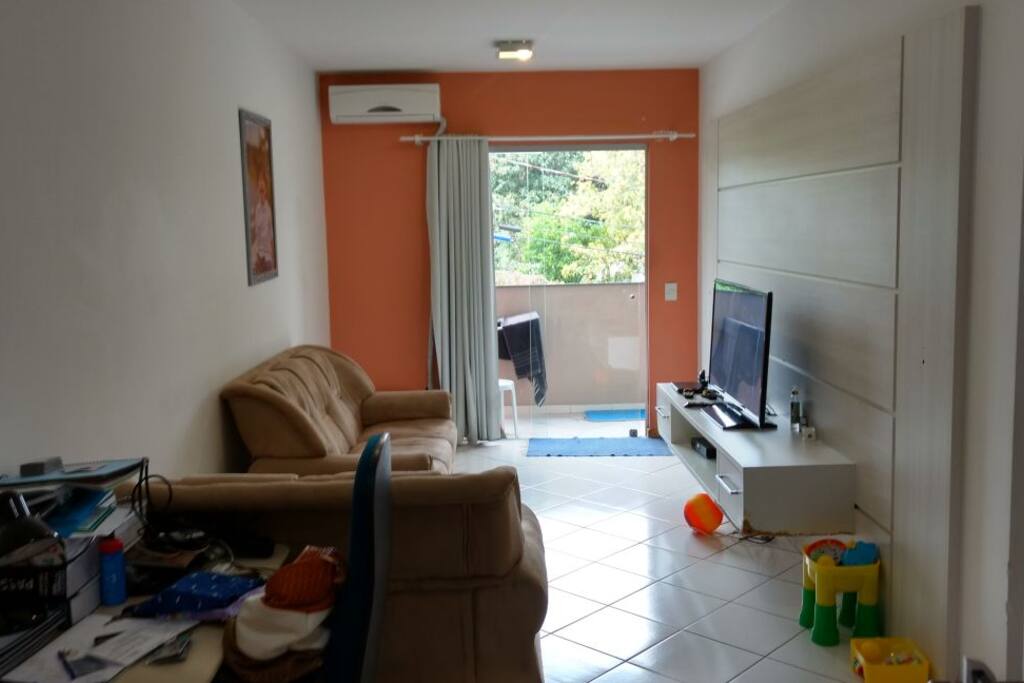 Sala com ar condicionado, tv a cabo com todos canais liberados.