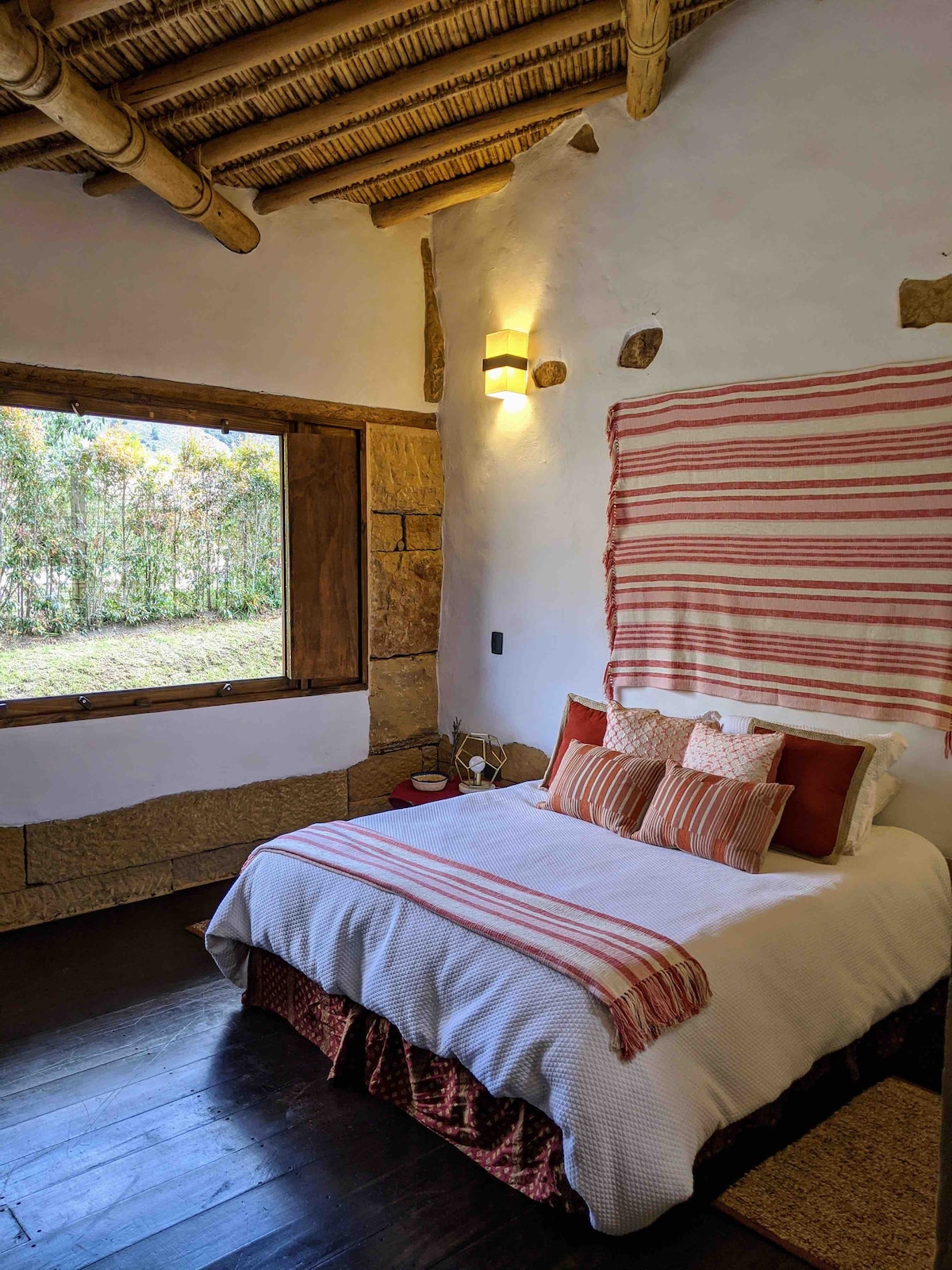 Спалня №2 разполага с двойно легло и баня и тоалетна.