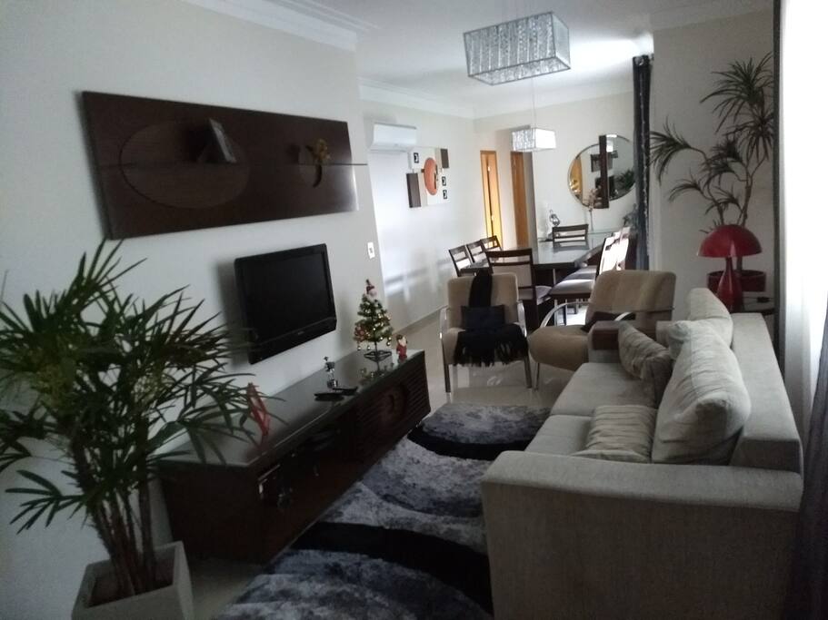 Uma apartamento normal,disponibilizo um quarto com ar condicionado,um banheiro exclusivo!
Tv,lavanderia, conzinha e os demais banheiros compartilhados,ah e garagem compartilhada,mas para carro pequeno "que não seja carro sedan",Grato!