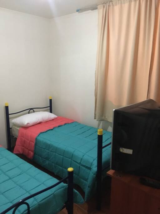 2 camas de 1 plaza incluye sábanas cobertor y almohadas