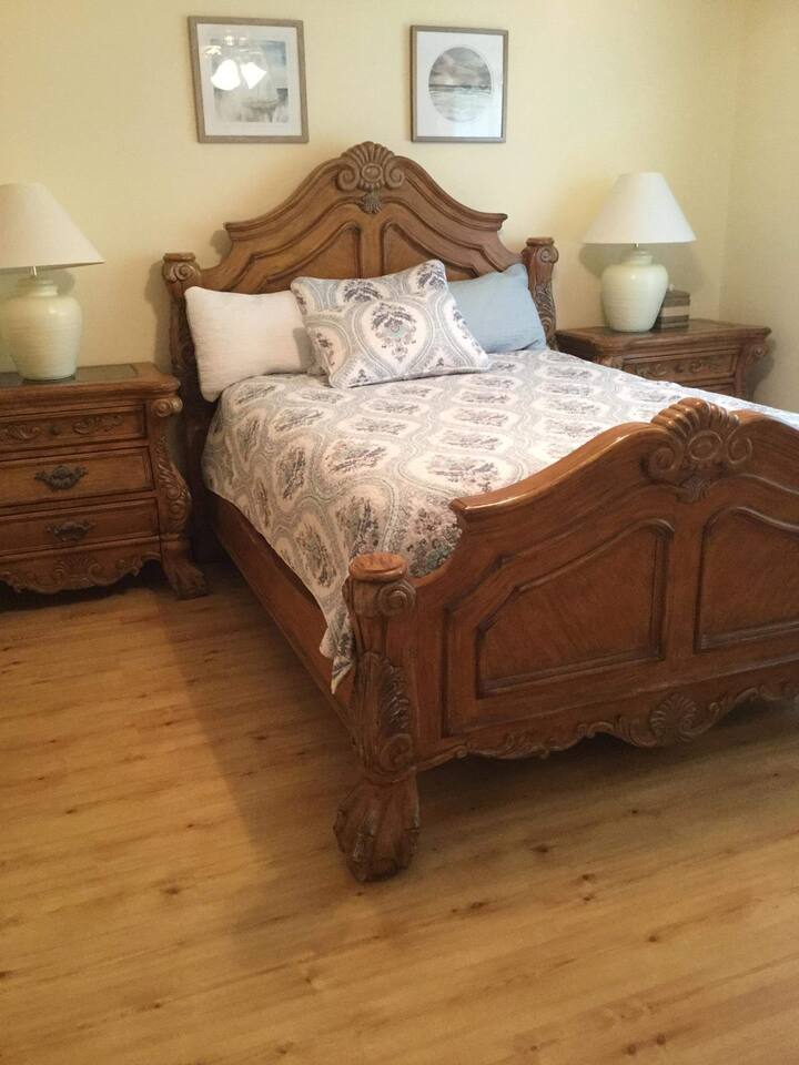 Mainfloor queen bed #3
