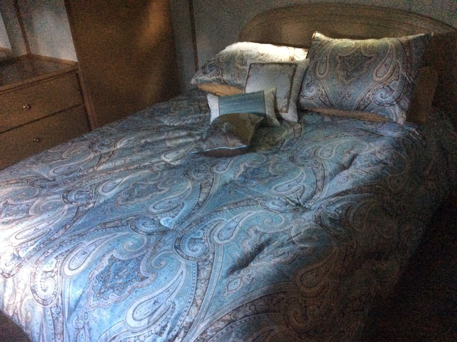 Queen bedroom