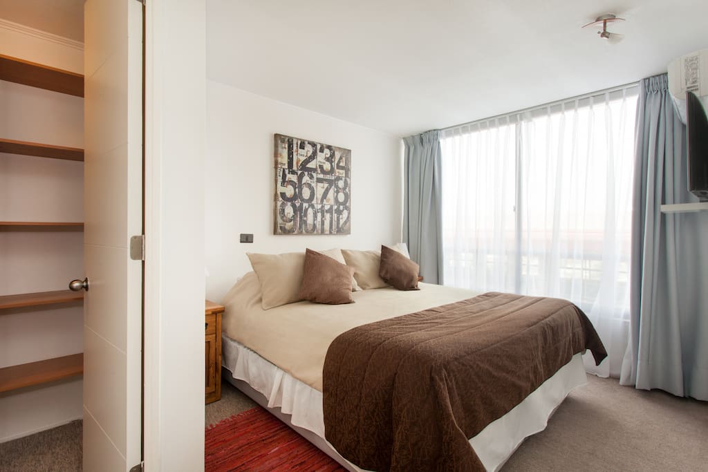 habitación principal con walking closet y baño en suite. Opción de 1 cama king o 2 individuales