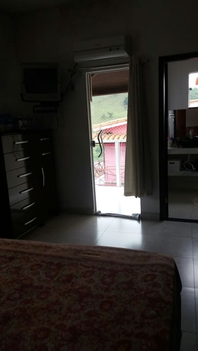 Quarto com suíte e sacada