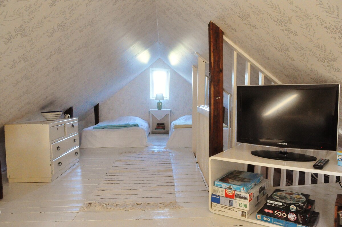 Спиење на горниот кат како што се гледа од делот за телевизорот