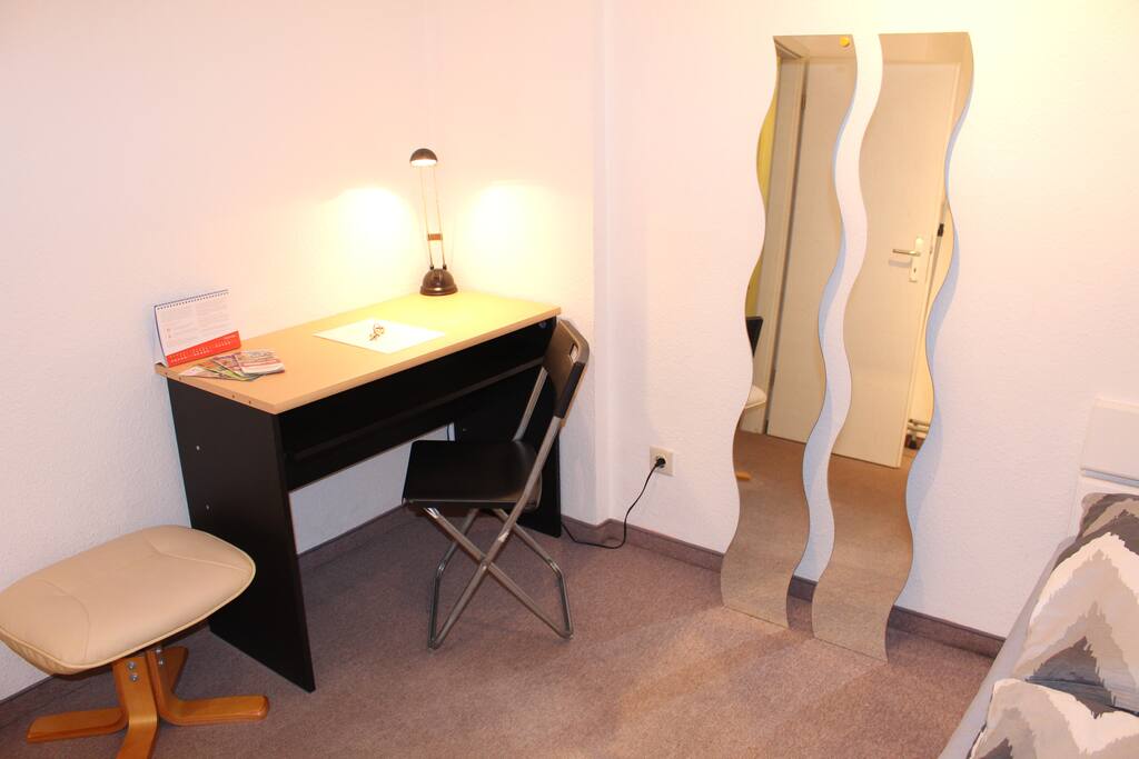 Dein Arbeitsplatz mit Lampe und Steckdose. WLAN ist inklusive.