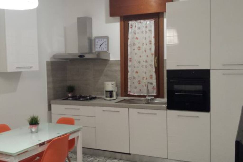 Soggiorno con cucina e terrazzo