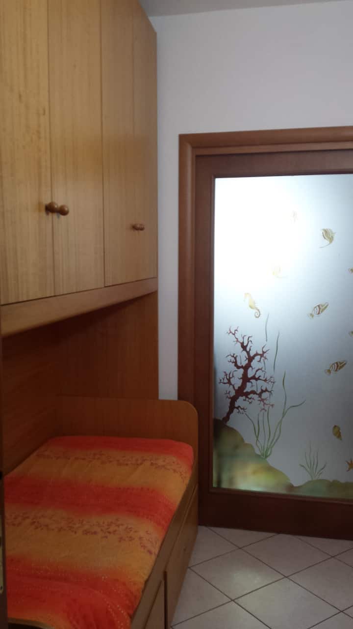 Anticamera me krevat me një verandë